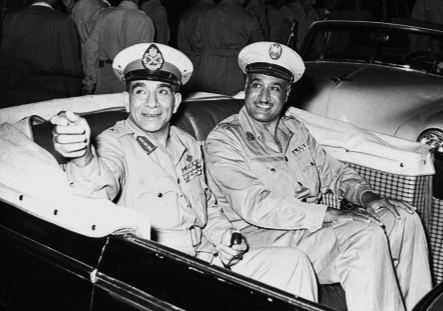 1952년 나세르 혁명 이후 2년이 지난 1954년 가말 압델 나세르 총리(오른쪽)와 무함마드 나기브 대통령이 오픈카를 탄 모습. 나세르 혁명의 상징과도 같은 사진입니다. [알렉산드리나 도서관]