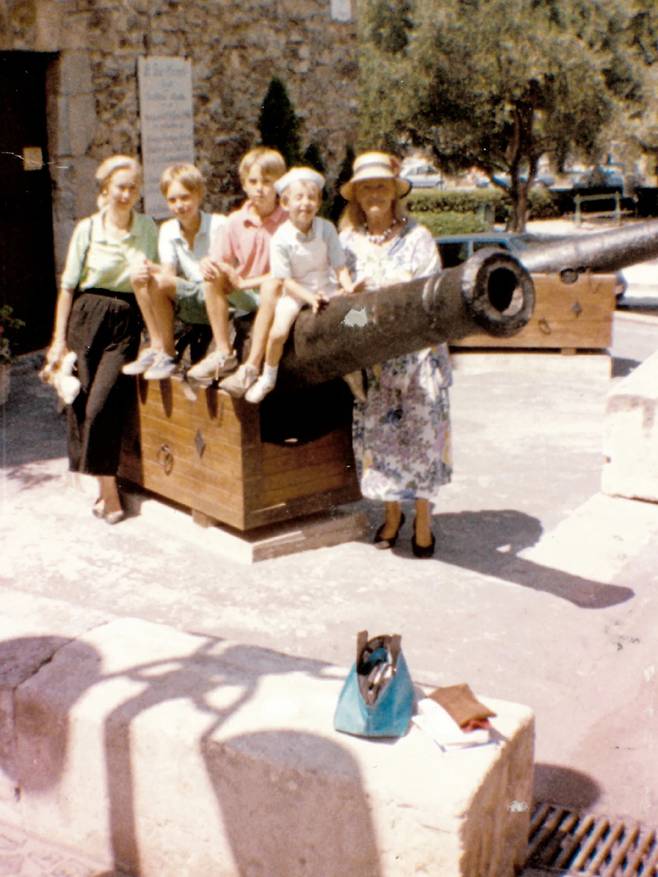 프레레장 프레르 샴페인 하우스에 놓인 대포. 나폴레옹 시대부터 대포를 공급한 집안이다.