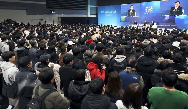 지난 2일 '2023 서울머니쇼 플러스'에서 마련한 홍익희 전 세종대 교수, 김영익 서강대 경제대학원 교수, 이웅구 웅달과평강 대표의 강연 '대가들의 경제 빅힌트'에 수많은 인파가 몰렸다. 1만여 명 관객을 모은 서울머니쇼 플러스는 11월 30일부터 사흘간 서울 양재동 aT센터에서 열렸으며 지난 2일 폐막했다.  한주형 기자