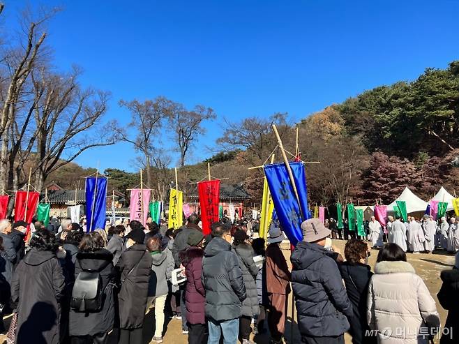 3일 오후 2시44분쯤 경기 화성시 소재 용주사에서 진행된 자승스님의 다비식 모습./ 사진=민수정 기자