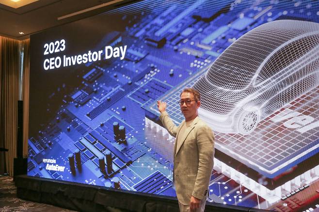 지금은 사임한 서정식 현대오토에버 전 대표가 '2023 CEO 인베스터 데이'에서 발표하고 있다 /시진=현대오토에버