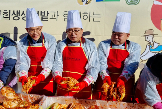 참고 지난 1일 2023 ‘국회 상생텃밭 김장나눔행사’ 현장에서 한훈(왼쪽) 농림축산식품부 차관과 김춘진(가운데) 한국농수산식품유통공사 사장 등이 직접 김장을 담그고 있다. (aT 제공)