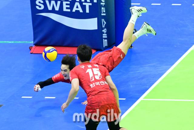 22득점으로 팀 승리를 이끈 임성진이 디그를 시도하고 있다 / 한국배구연맹.