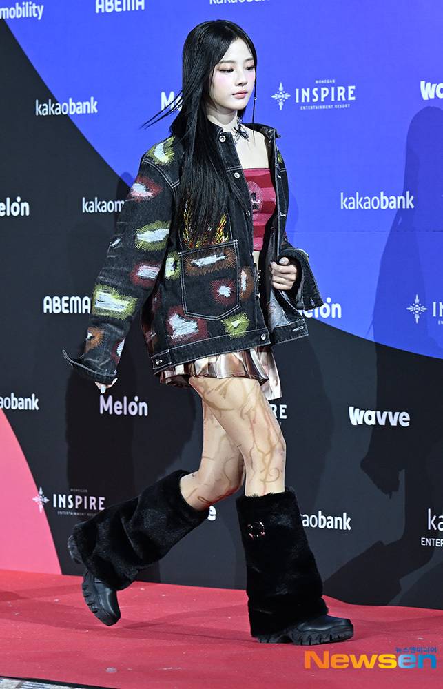 민지, 몽환적인 미모와 각선미