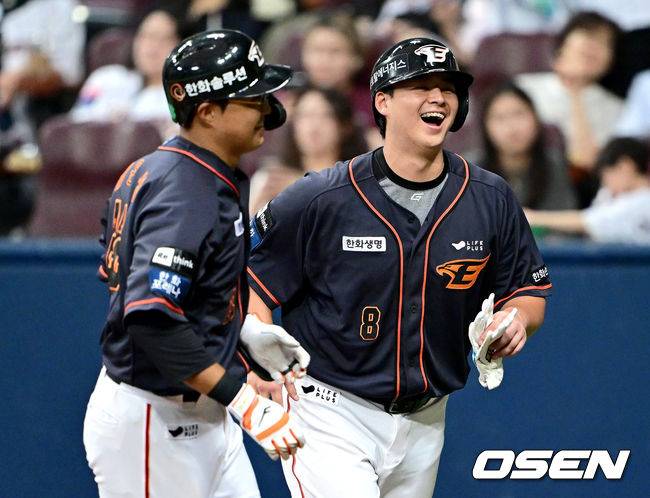 [OSEN=고척, 최규한 기자] 10일 오후 서울 고척스카이돔에서 ‘2023 신한은행 SOL KBO리그’ 키움 히어로즈와 한화 이글스의 경기가 열렸다.4회초 무사 3루 상황 한화 채은성이 달아나는 좌월 투런포를 날리고 홈을 밟은 뒤 노시환과 기뻐하고 있다. 2023.09.10 / dreamer@osen.co.kr