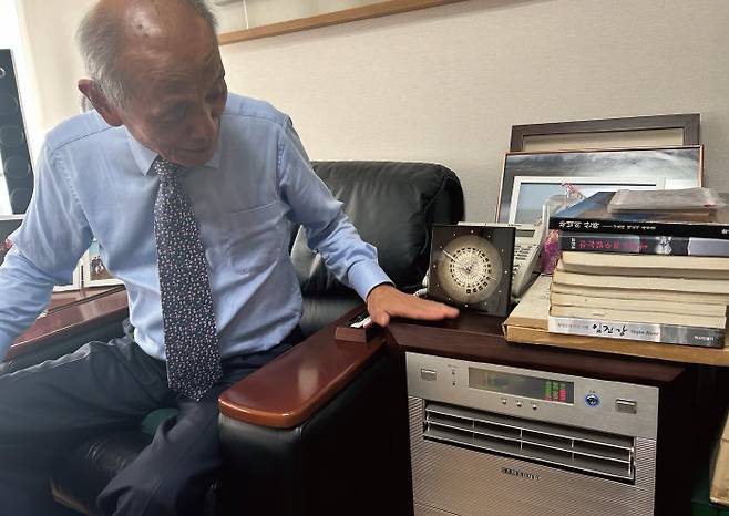 2001년 이건희 회장의 지시로 만든 공기청정기를 한용외 이사장이 보여주고 있다. [허문명 기자]