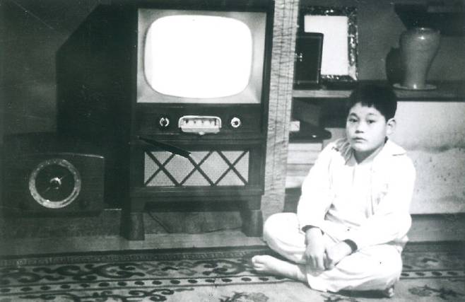 이건희 회장은 어릴 적 라디오는 물론 손목시계까지 분해해 볼 정도로 기계에 대한 관심이 많았다. [동아DB]