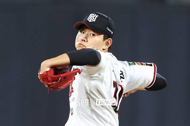 ▲ 팔꿈치 수술 재활에 박차를 가하고 있는 소형준 ⓒ곽혜미 기자