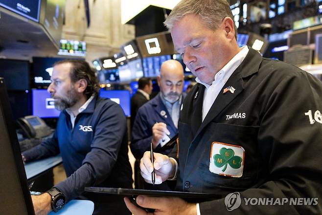 미국 뉴욕증권거래소(NYSE)에서 트레이더들이 업무를 보고 있다. 연합뉴스 자료사진