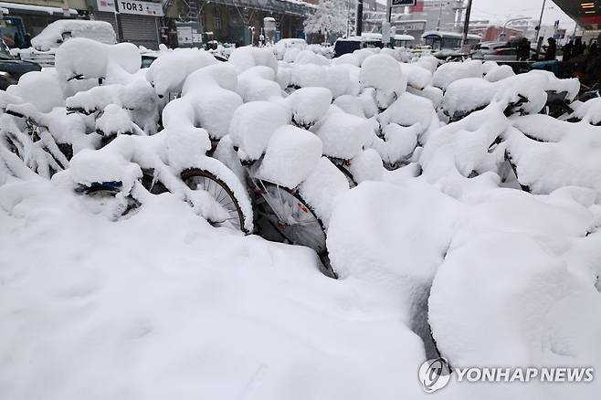 2일 폭설이 쌓인 뮌헨 중앙역 자전거 [EPA 연합뉴스 자료사진 재판매 및 DB 금지]