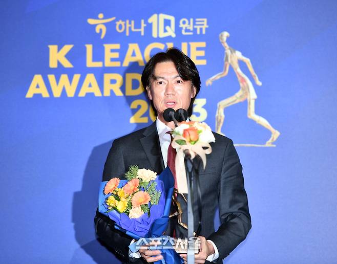2년연속 감독상 수상한 울산현대 홍명보 감독이 4일 잠실 롯데호텔월드에서 열린 2023 하나원큐 K리그 대상 시상식에서 수상후 소감을 전하고 있다.  2023.12.04.  잠실 | 강영조기자 kanjo@sportsseoul.com