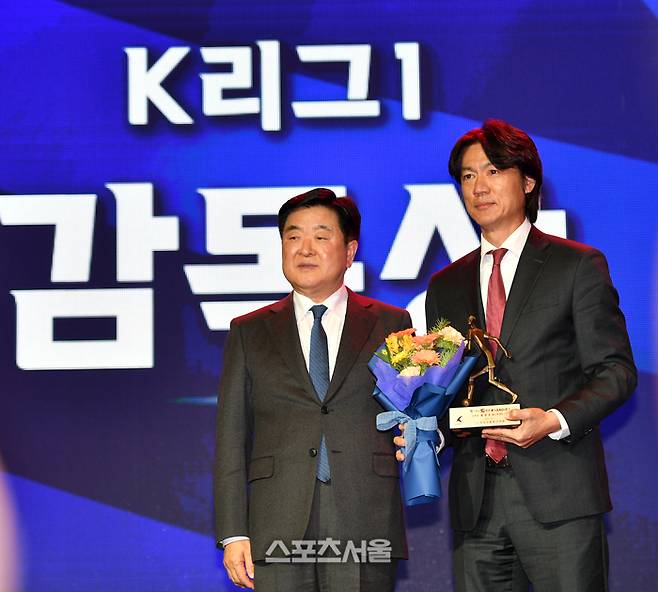 2년연속 감독상 수상한 울산현대 홍명보 감독이 4일 잠실 롯데호텔월드에서 열린 2023 하나원큐 K리그 대상 시상식에서 수상후 소감을 전하고 있다. 2023.12.04. 잠실 | 강영조기자 kanjo@sportsseoul.com