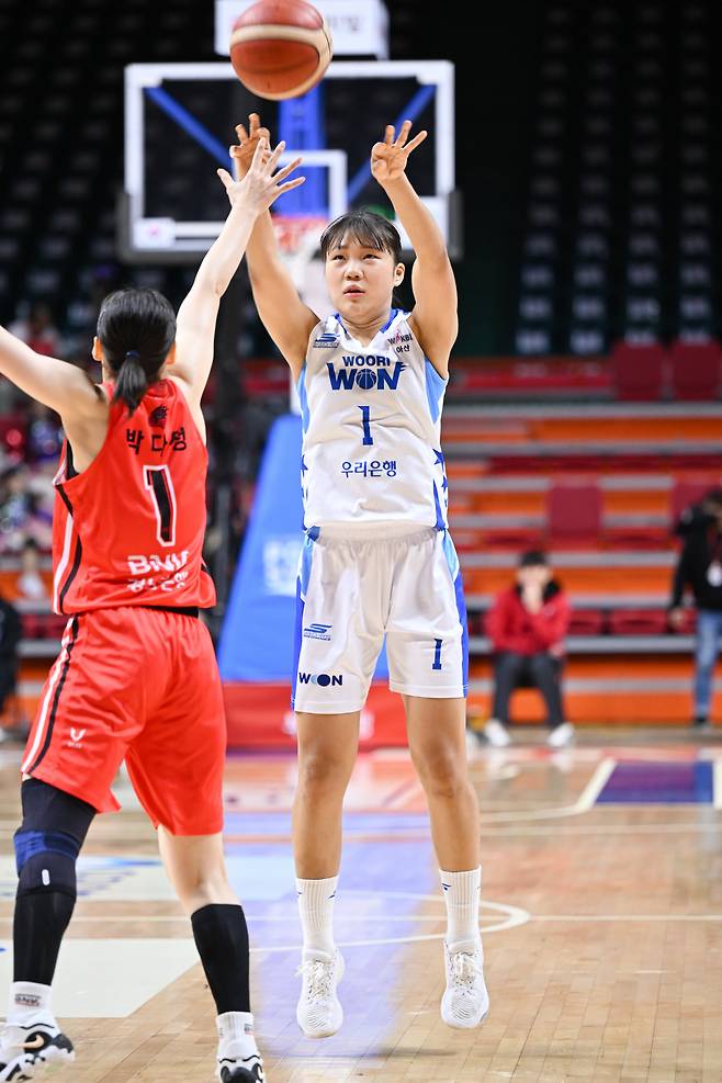 우리은행 박지현이 4일 부산사직체육관서 열린 BNK전에서 슛을 하고 있다. 사진제공=WKBL