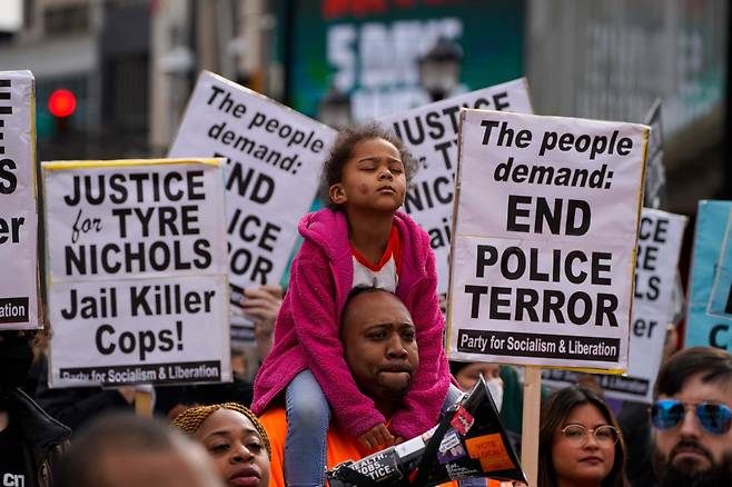 경찰의 흑인 남성 구타 치사 사건이 벌어진 테네시주에 인접한 조지아주 애틀랜타에서 28일 이 사건을 '경찰의 테러'로 비난하는 시민들이 시위를 벌이고 있다. /AFP 연합뉴스