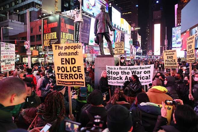 27일(현지 시각) 미국 뉴욕 맨해튼 타임스스퀘어에서 시민들이 경찰관 집단 폭행으로 숨진 타이어 니컬스 사건에 항의하는 시위를 벌이고 있다. 시민들은 ‘경찰 테러의 종말을 요구한다’ ‘흑인에 대한 전쟁을 멈춰라’ 등이 적힌 피켓을 들었다. 이번 사태로 지난 2020년 ‘조지 플로이드 사건’이 촉발한 ‘흑인 목숨은 소중하다(Black Lives Matter)’ 시위가 재연될 조짐이 보이고 있다고 미 언론들이 보도했다. /AFP 연합뉴스