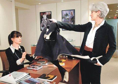 2006년 할리우드 영화 '악마는 프라다를 입는다'의 한 장면. 배우 메릴 스트립(오른쪽)이 세계적 패션지 런웨이의 편집장, 앤 해서웨이가 그의 비서로 출연했다. 2000년대 초반까지만 해도 미 대기업과 로펌에선 이런 임원 개인비서를 쉽게 볼 수 있었지만, 20년간 그 숫자는 63% 급감했으며 2031년까지 20% 더 줄어들 전망이다. /조선일보 DB