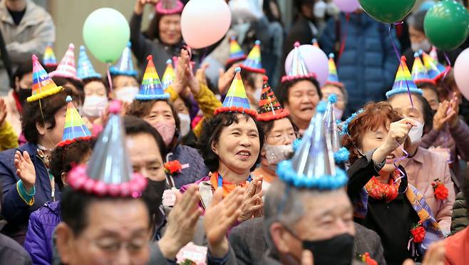 세계 경제 10위 대국인 한국의 행복도는 경제 수준에 크게 못 미치는 것으로 나타난다. 지난 16일 광주에서 독거 노인들 합동생일 잔치에서 참석자들이 기뻐하는 모습. /조선일보 DB