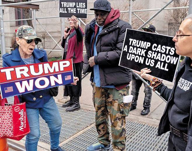 대립하는 트럼프 지지자와 반대자 - 지난달 27일 뉴욕 형사법원 앞에서 트럼프 전 대통령의 지지자와 반대자가 피켓을 들고 맞서고 있다. /AFP 연합뉴스