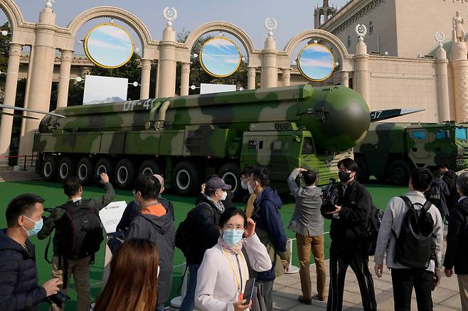 2022년 10월 22일 중국 베이징에서 일반에 전시된 둥펑 41과 DF-17  탄도미사일./AP 연합뉴스