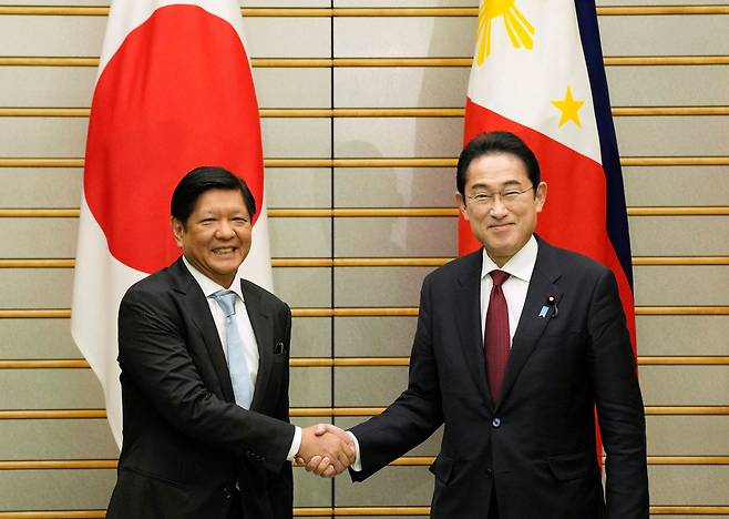 기시다 후미오 일본 총리(오른쪽)와 페르디난드 마르코스 주니어 필리핀 대통령이 9일 일본 도쿄의 총리 관저에서 회담을 시작하기 전 악수하고 있다. 마르코스 대통령이 일본을 방문한 것은 지난해 6월 취임 이후 처음이다./연합뉴스