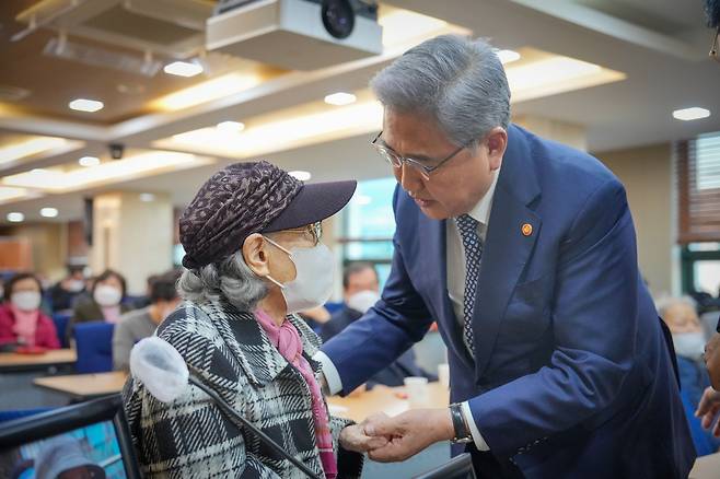 박진 외교부 장관이 28일 오후 서울 서초구 서울지방변호사회관에서 진행된 일제강점기 강제징용 피해자 및 유족과의 면담에서 "현재 정부가 진정성을 갖고 조속히 강제징용 문제 해법 마련을 위해 노력하고 있다"고 설명, 생존자들과 피해자 유족들의 의견을 경청하고 있다./외교부