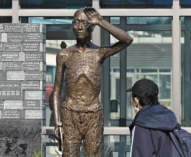 서울 용산역 광장에 세워진 ‘강제징용노동자상’을 5일 한 시민이 살펴보고 있다. /고운호 기자