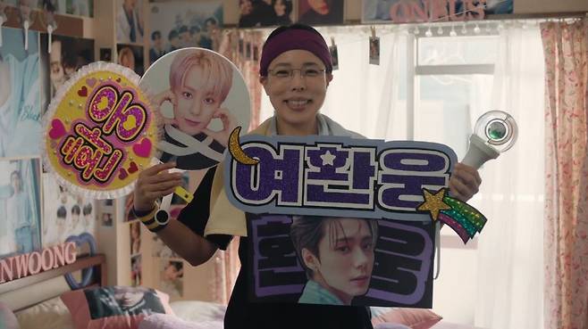 18일 방영을 시작한 일본 공기업 도쿄가스의 TV 광고. 주인공으로 등장한 여성이 한국 아이돌 그룹 ‘원어스’의 멤버인 ‘환웅’의 이름을 들고 응원하고 있다./도쿄가스 유튜브