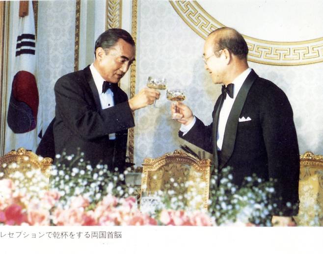 1983년 1월 한국을 공식방문한 나카소네 야스히로 일본총리가 청와대 공식만찬에서 전두환 대통령과 건배하고있다./조선일보DB