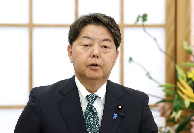 하야시 요시마사 일본 외무상이 6일 도쿄에서 일제강점기 강제징용 피해자 배상문제에 관한 한국 정부의 해결책 발표와 관련해 기자회견을 하고 있다./로이터 연합뉴스