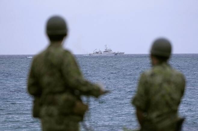 7일 일본 오키나와 미야코지마 해역에서 해안경비정이 헬기 실종자 수색작업을 하고 있다./교도/로이터/연합뉴스