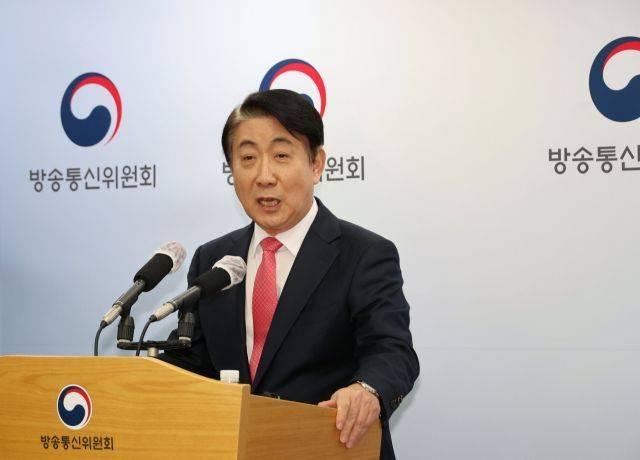 이동관 방송통신위원장이 지난 1일 자진 사퇴 의사를 밝힌 뒤 정부과천청사 내 방송통신위원회에서 기자회견을 하고 있다.ⓒ연합뉴스