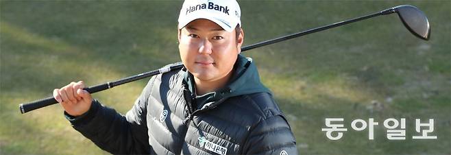 올해 한국프로골프(KPGA) 코리안투어 대상 수상자 함정우가 자신감 넘치는 표정으로 카메라를 응시하고 있다. 함정우는 8일부터 
아랍에미리트에서 열리는 LIV 골프 프로모션에 출전한 뒤 미국으로 건너가 15일 시작되는 미국프로골프(PGA)투어 퀄리파잉 스쿨에
 응시한다. 용인=신원건 기자 laputa@donga.com