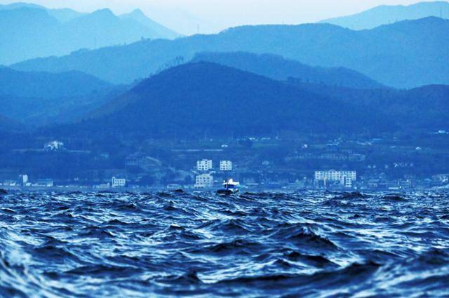 묵호항을 떠난 작은 어선이 거친 바다 풍랑 속을 헤쳐 나가고 있다.