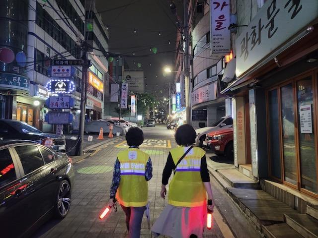 서울 강동구 안심스카우트 대원들이 순찰활동을 하고 있다. 강동구 제공