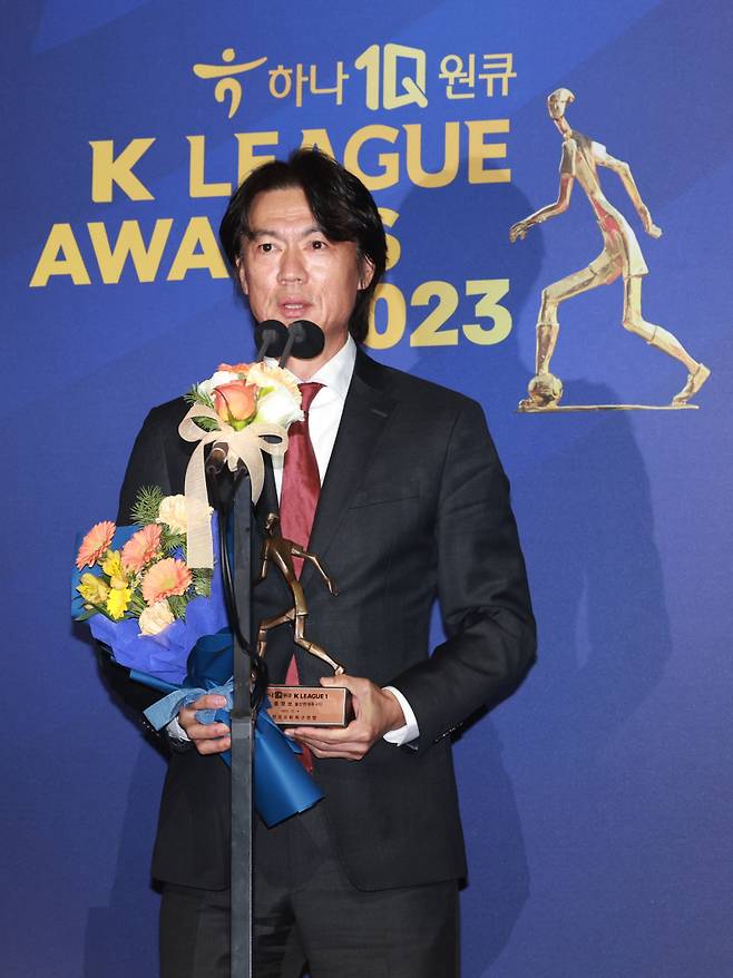 <yonhap photo-4103="">4일 오후 서울 송파구 롯데호텔월드에서 열린 2023 프로축구 K리그 대상 시상식에서 K리그1 감독상을 수상한 울산 현대 홍명보 감독이 소감을 말하고 있다. 연합뉴스</yonhap>