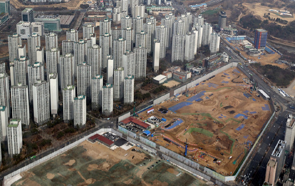 서울 송파구 롯데월드타워 서울스카이에서 바라본 진주·미성·크로바 아파트 재건축 현장. [사진=뉴시스]