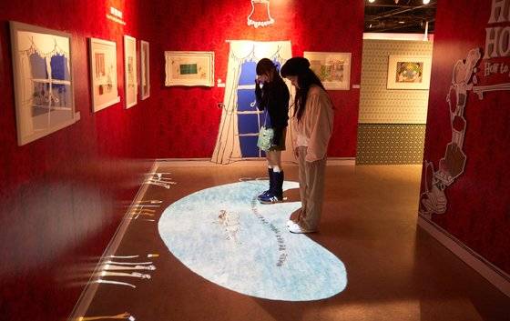 ‘로렌 차일드: 요정처럼 생각하기’ 전시는 여러 작품의 테마에 맞춰 다채롭게 구성된 공간을 통해 그의 작품 세계에 더 몰입할 수 있게 한다.