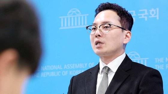 더불어민주당 이재명 대표의 부인 김혜경 씨의 법인카드 유용 의혹과 관련한 공익신고자인 전 경기도 공무원 조명현씨가 지난 10월18일 서울 여의도 국회 소통관에서 정무위원회 국정감사 증인 채택 취소 관련 기자회견을 하고 있다.