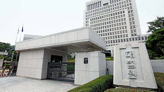 법원 PC에서 외부 전산망을 이용하기 위해 연결되는 완충지대 통신망인 '가상PC'에 악성코드 감염이 확인됐지만, 법원은 '문제를 개선했다'는 답만 내놨다. 전산망에 개인정보가 담긴 소송서류를 둔 국민들의 불안감은 전혀 반영하지 못한 대응이다. 사진은 서울 서초구 대법원 청사 전경. 뉴스1