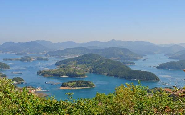 경남 통영의 한산도와 옆섬인 좌도를 연결하는 ‘한산~좌도 연도교’ 건설에 따른 타당성 조사와 기본계획수립 용역이 연말 안으로 마무리될 전망이다. 사진은 좌도 전경. 통영시 제공