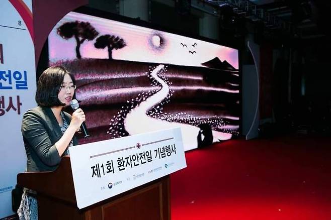 2018년 5월 29일 개최된 제1회 환자안전의 날 기념식에서 종현이 어머니 김영희 씨가 소감을 발표하고 있다.(출처: 한국환자단체연합회)