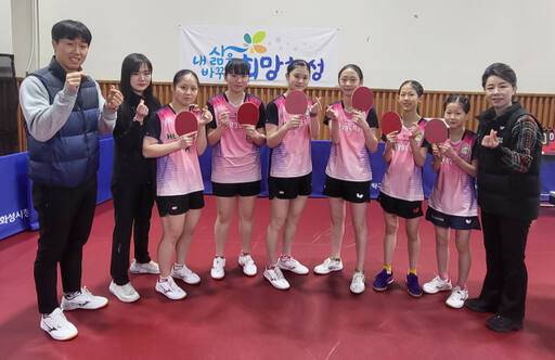 선진국형 클럽시스템 운영을 표방하며 지난 8월 창단된 화성도시공사 유소년탁구 선수단. 오른쪽이 심점주 감독. 황선학기자