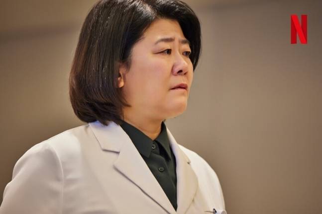 간호사들의 정신적 지주 송효신 역(이정은)