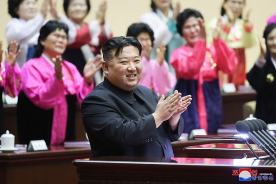 김정은 북한 국무위원장이 지난 3일 평양에서 11년 만에 열린 전국어머니대회에 직접 참석해 개회사를 하고 있다. 평양 조선중앙통신·연합뉴스