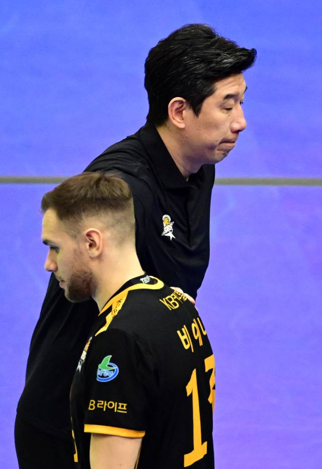 후인정 감독과 비예나가 힘겨워하고 있다 / KOVO(한국배구연맹)