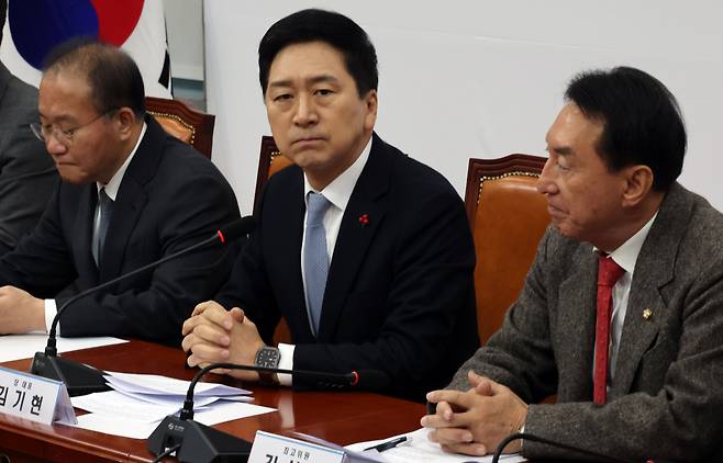 김기현 국민의힘 대표와 윤재옥 원내대표가 4일 국회에서 최고위원회의를 하고 있다. [연합]