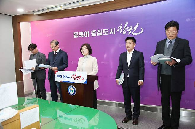 [창원=뉴시스] 강경국 기자 = 이자성 경남 창원시정연구원 사회문화연구실장이 4일 창원시청 프레스센터에서 2024년 창원특례시 경제전망과 8대 시정과제를 주제로 창원정책 보고서(Brief)를 발표하고 있다. (사진=창원시청 제공). 2023.12.04. photo@newsis.com *재판매 및 DB 금지