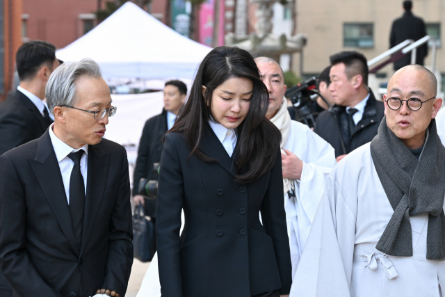 ▲윤석열 대통령 부인 김건희 여사가 2일 오후 서울 종로구 조계사에 마련된 대한불교 조계종 전 총무원장 자승스님의 분향소를 찾아 조문한 뒤 차담회 장소로 이동하고 있다. ⓒ연합뉴스