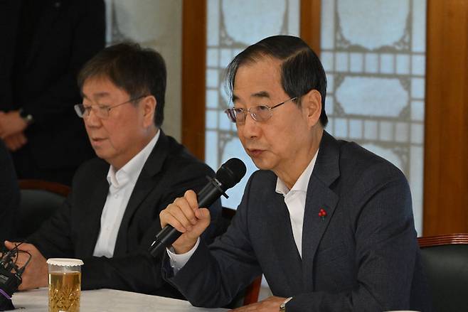 한덕수 국무총리가 3일 서울 종로구 총리 서울공관에서 열린 고위당정협의회에 참석해 발언하고 있다. 뉴시스