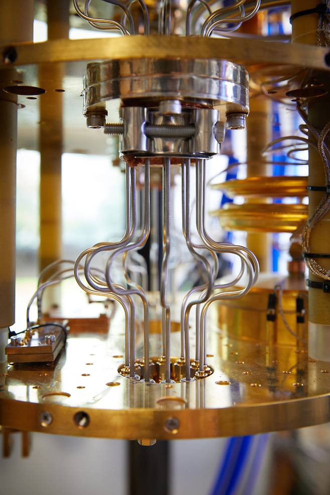 양자컴퓨터 맨 아래쪽 원판 가운데 뚫린 원 안에는 컴퓨터의 ‘두뇌’ 역할을 하는 프로세서 칩이 들어있다.